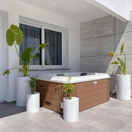 Courtyard Long Beach Penthouse Apartment
